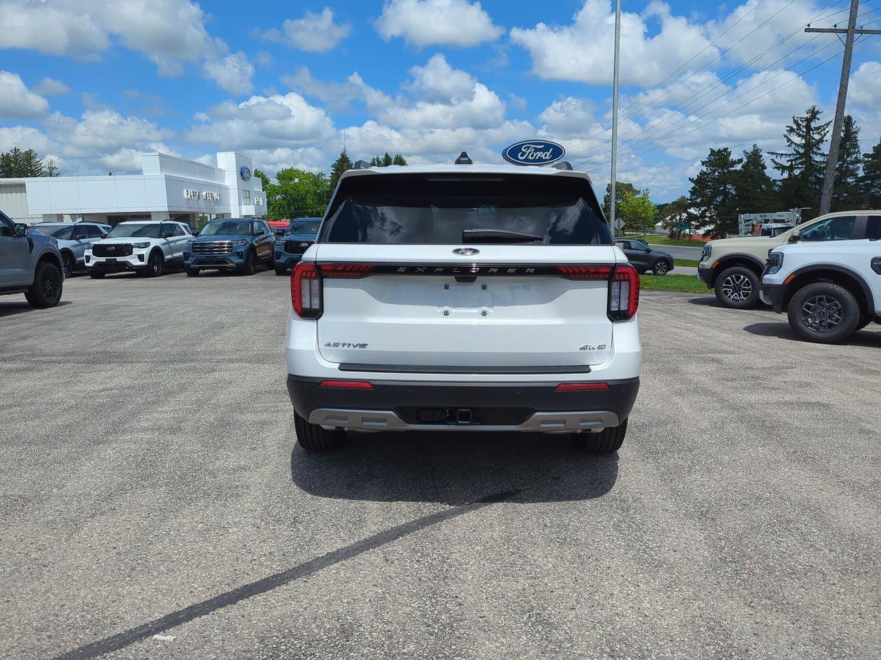 2026 Ford Explorer Active 4WD Photo4