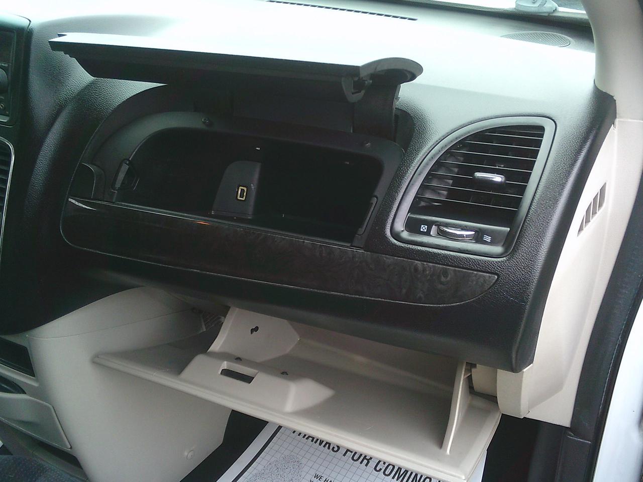 2014 Dodge Grand Caravan stow-go 4dr Wgn SXT + STOW N GO Photo