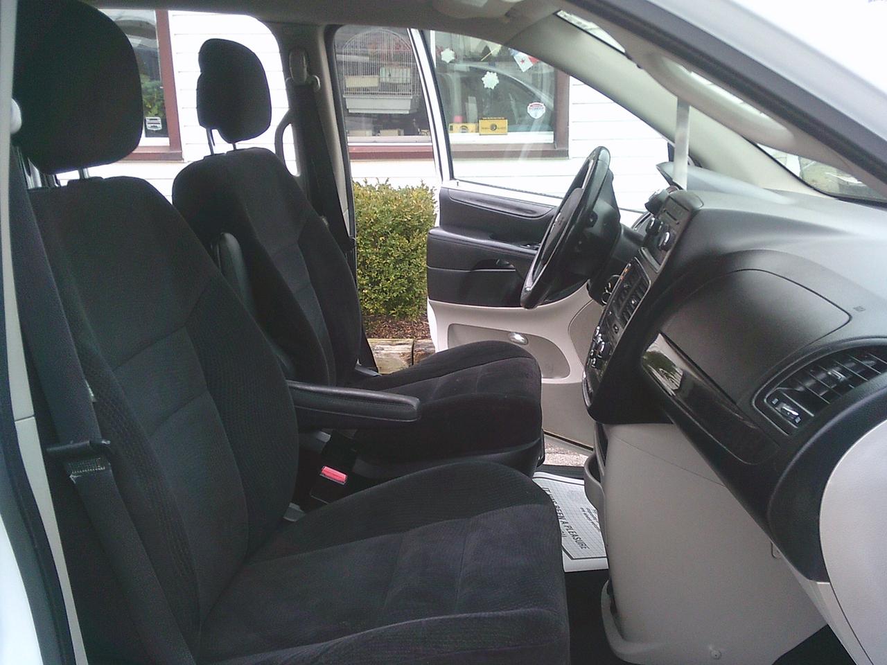 2014 Dodge Grand Caravan stow-go 4dr Wgn SXT + STOW N GO Photo