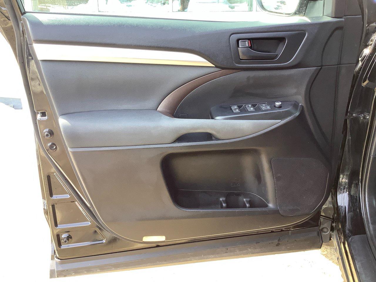 2019 Toyota Highlander LE Photo3