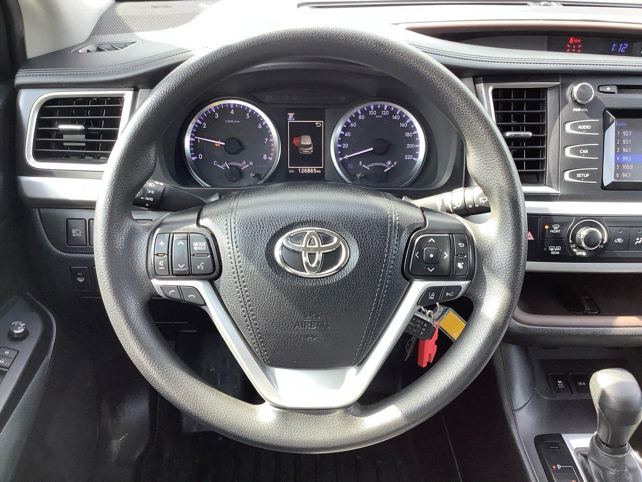 2019 Toyota Highlander LE Photo4