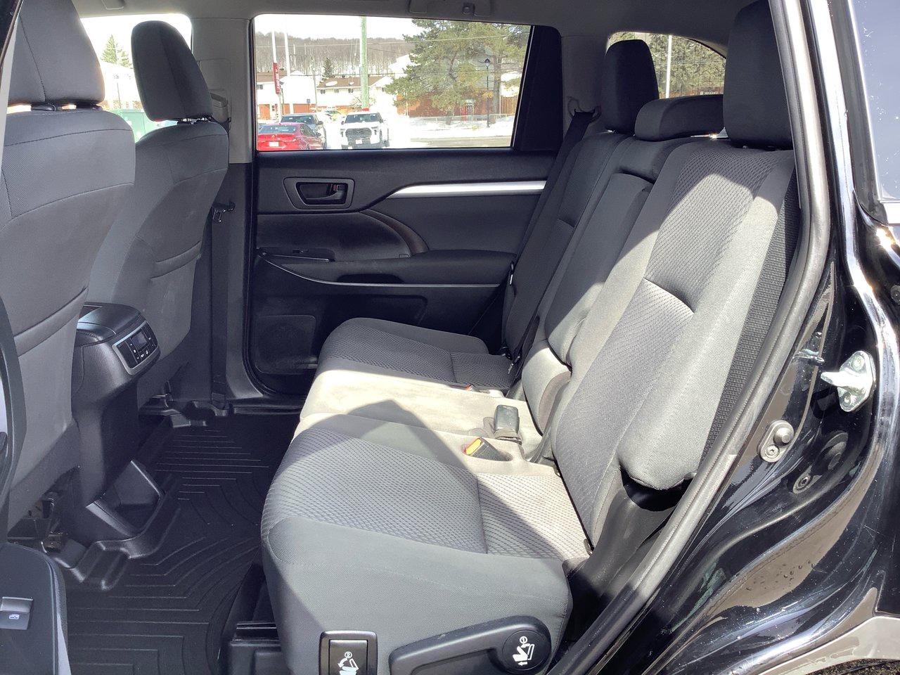 2019 Toyota Highlander LE Photo2