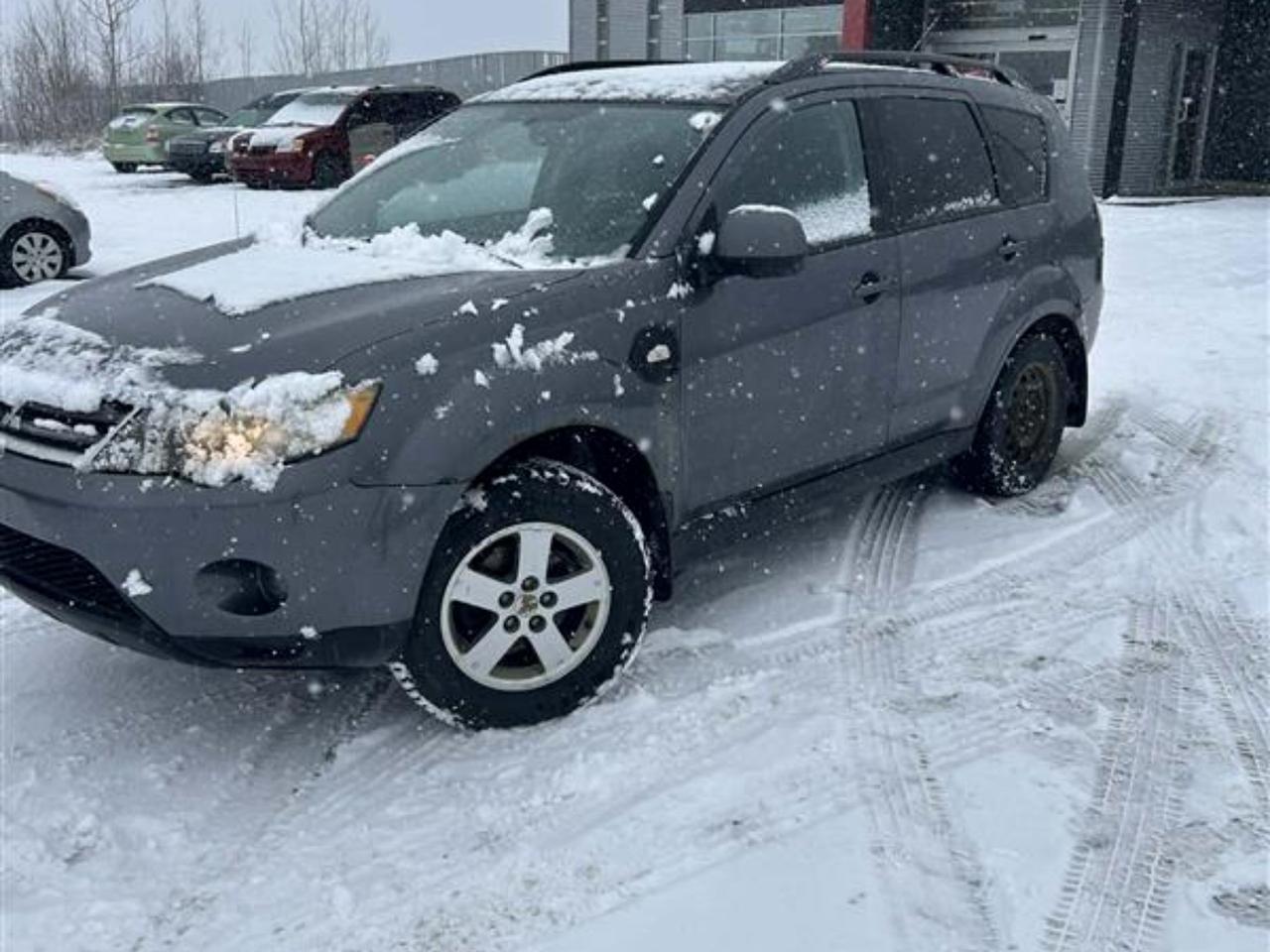 À vendre chez Kenny Sherbrooke : Mitsubishi Outlander SE 2009, un VUS fiable et économique, offert tel quel pour vous permettre déconomiser encore plus! Profitez de son moteur 2.4L L4 DOHC 16V, reconnu pour sa performance et son efficacité énergétique. Ce véhicule a été bien entretenu et na nul besoin dinspection. Il est doté de caractéristiques pratiques telles que la transmission intégrale, lair climatisé, les sièges chauffants, le régulateur de vitesse et un espace de chargement généreux. Saisissez votre chance de rouler dans un VUS polyvalent à petit prix!