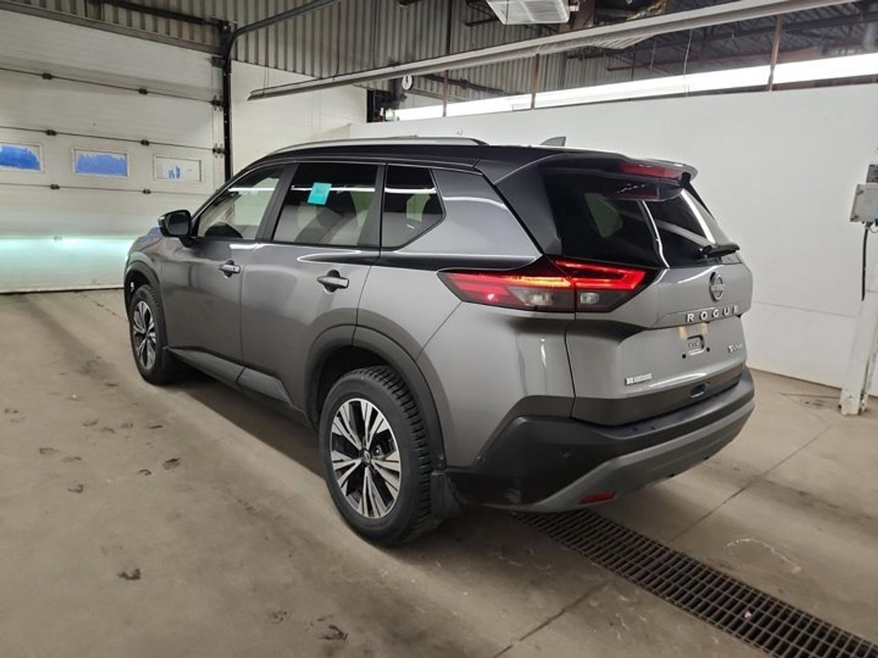 2023 Nissan Rogue SV AWD | Sunroof | 360 Camera | Remote Start | CarPlay + Android | Power Seats | and More ! Photo