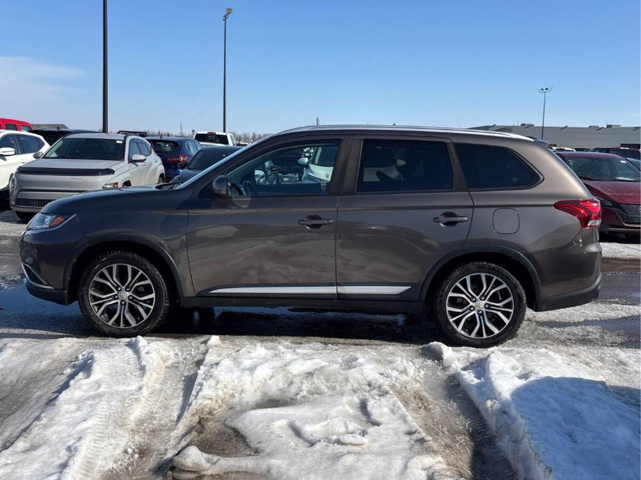 2017 Mitsubishi Outlander ES - AWD, SUNROOF, LOW KM, BACK-UP CAMERA, CLEAN! Photo3