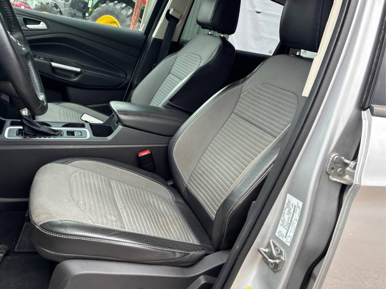 2017 Ford Escape SE - AWD, HEATED SEATS, POWER SEAT, BLACK WHEELS! Photo