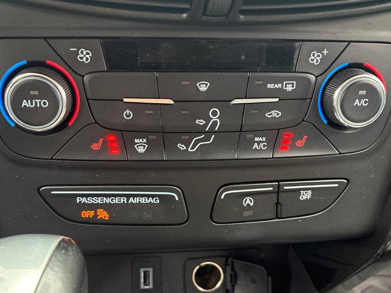 2017 Ford Escape SE - AWD, HEATED SEATS, POWER SEAT, BLACK WHEELS! Photo17