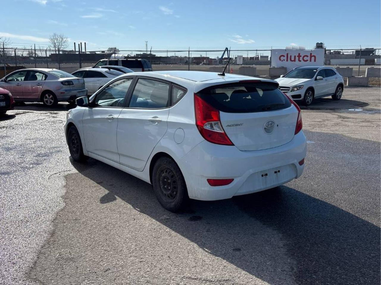 2016 Hyundai Accent SE - AUTO, SUNROOF, LOW KM, HEATED SEATS, LOADED!! Photo4