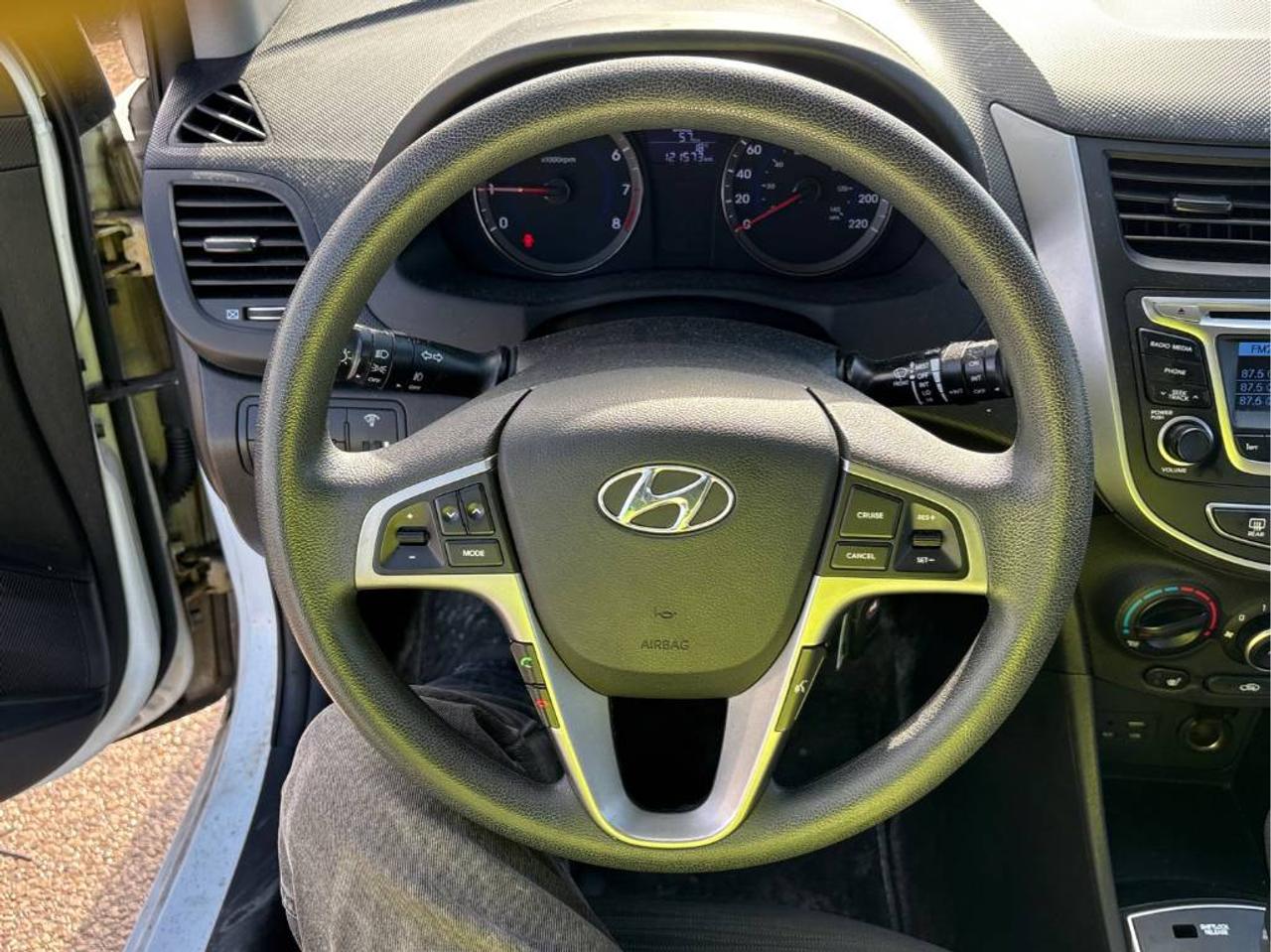 2016 Hyundai Accent SE - AUTO, SUNROOF, LOW KM, HEATED SEATS, LOADED!! Photo16