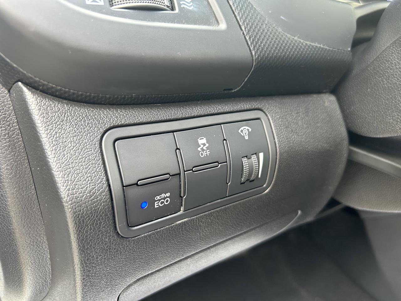 2016 Hyundai Accent SE - AUTO, SUNROOF, LOW KM, HEATED SEATS, LOADED!! Photo