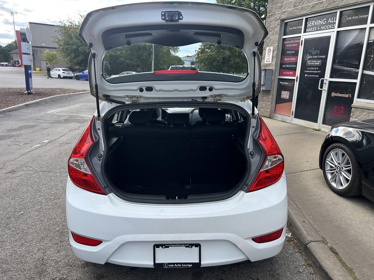 2016 Hyundai Accent SE - AUTO, SUNROOF, LOW KM, HEATED SEATS, LOADED!! Photo