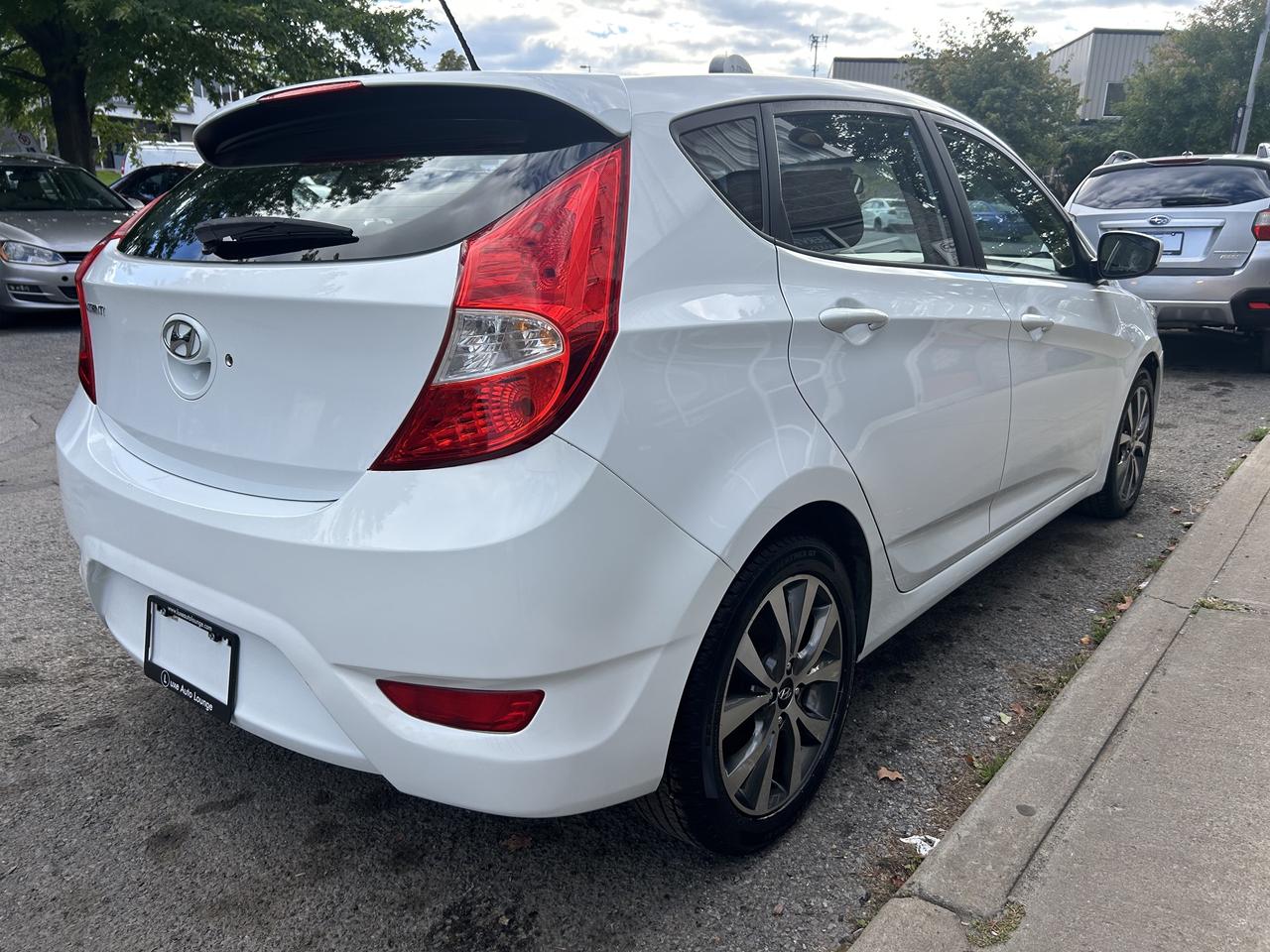 2016 Hyundai Accent SE - AUTO, SUNROOF, LOW KM, HEATED SEATS, LOADED!! Photo