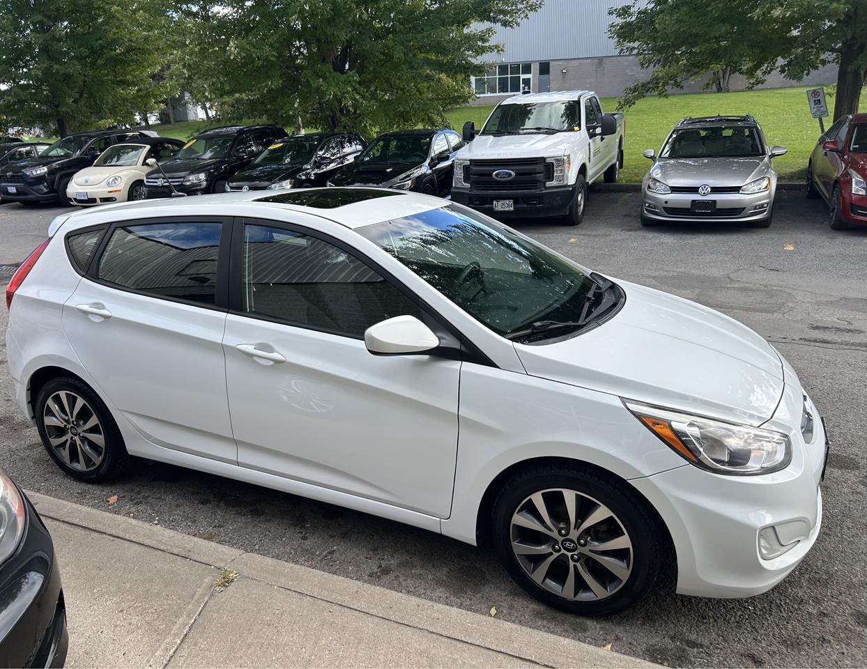 2016 Hyundai Accent SE - AUTO, SUNROOF, LOW KM, HEATED SEATS, LOADED!! - Photo #9