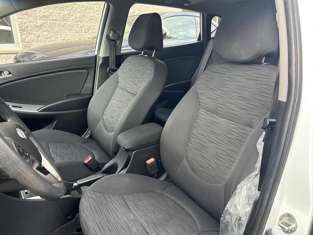 2016 Hyundai Accent SE - AUTO, SUNROOF, LOW KM, HEATED SEATS, LOADED!! Photo