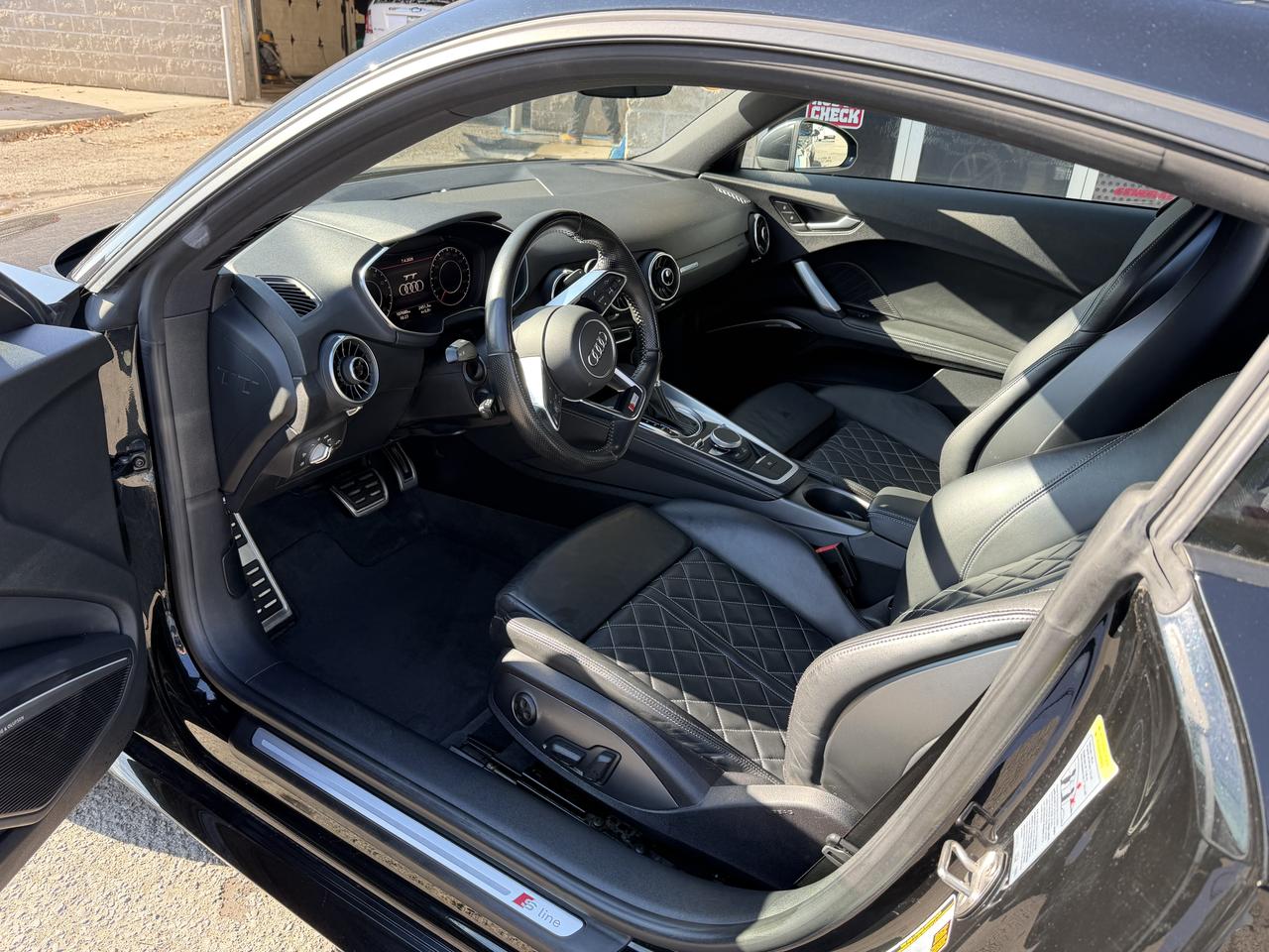 2016 Audi TT 2.0T - TECHNIK, B&O STEREO, LEATHER, HEATED SEATS! Photo