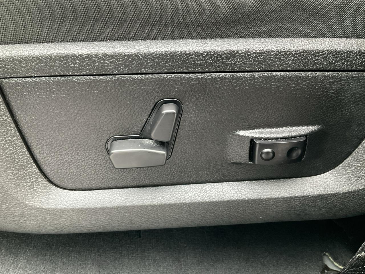 2023 RAM 1500 Classic V6 / 4X4 / HTD SEATS / REMOTE START Photo