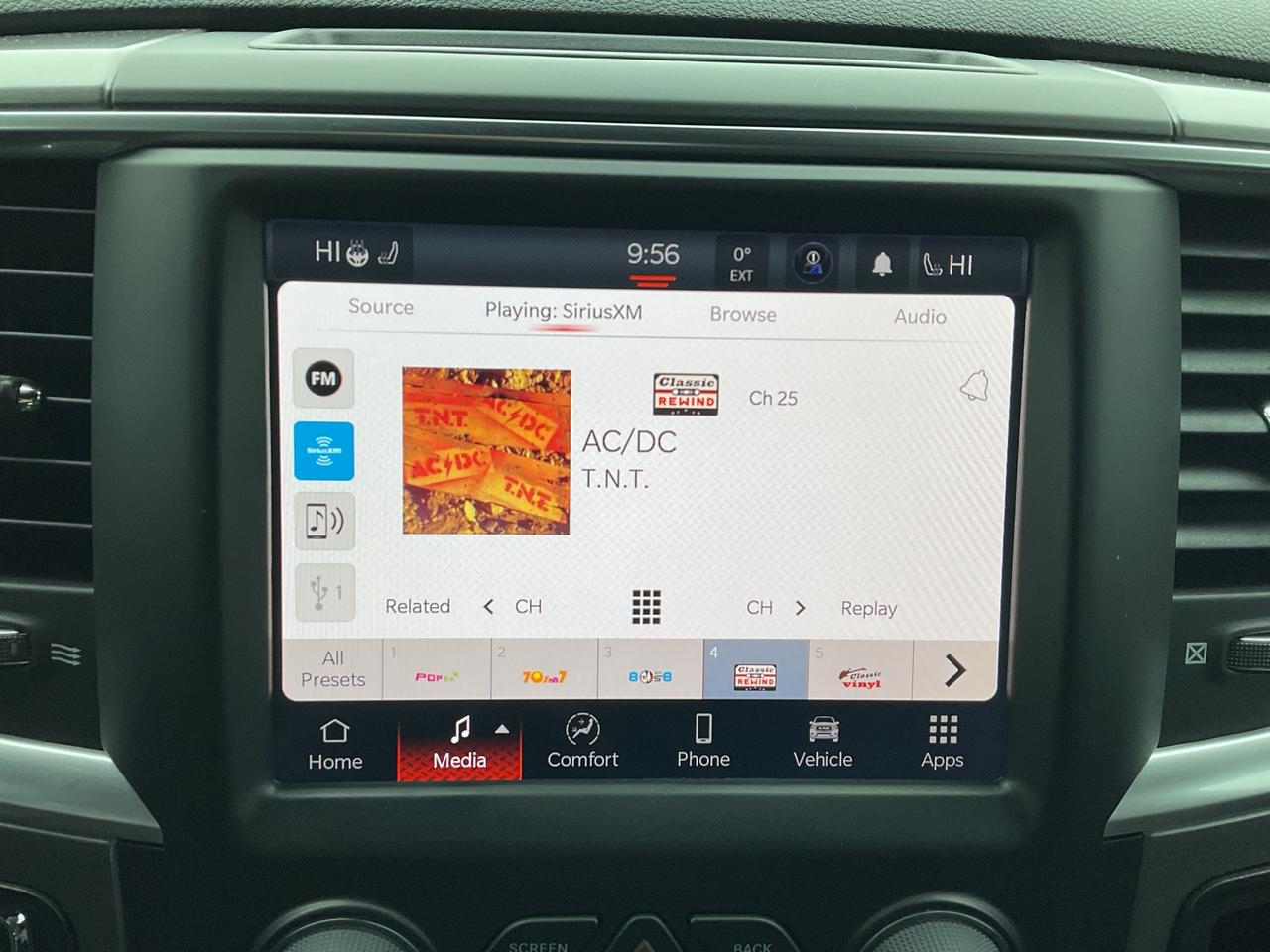 2023 RAM 1500 Classic V6 / 4X4 / HTD SEATS / REMOTE START Photo