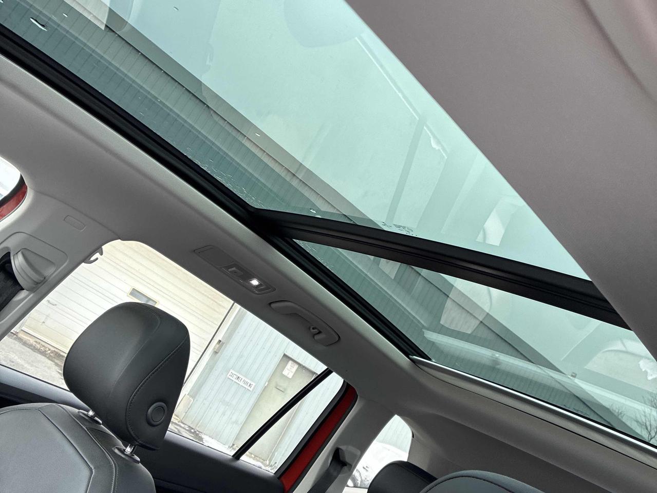 2018 Volkswagen Tiguan Highline - LEATHER, SUNROOF, NAV, FENDER STEREO!! Photo