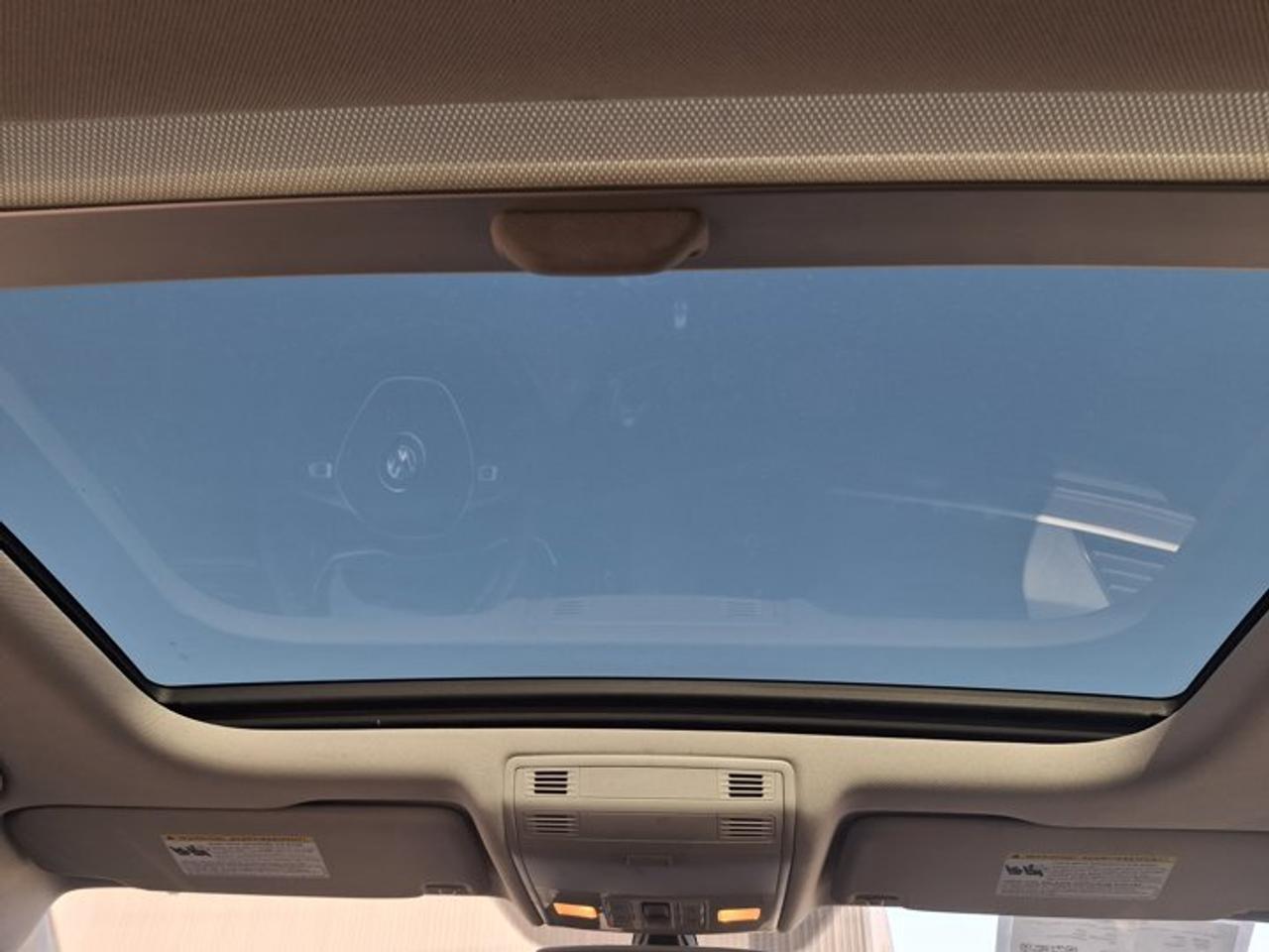 2020 Volkswagen Jetta Highline | Leather | Sunroof | Heated Seats | CarPlay + Android | Rear Camera | and More ! Photo