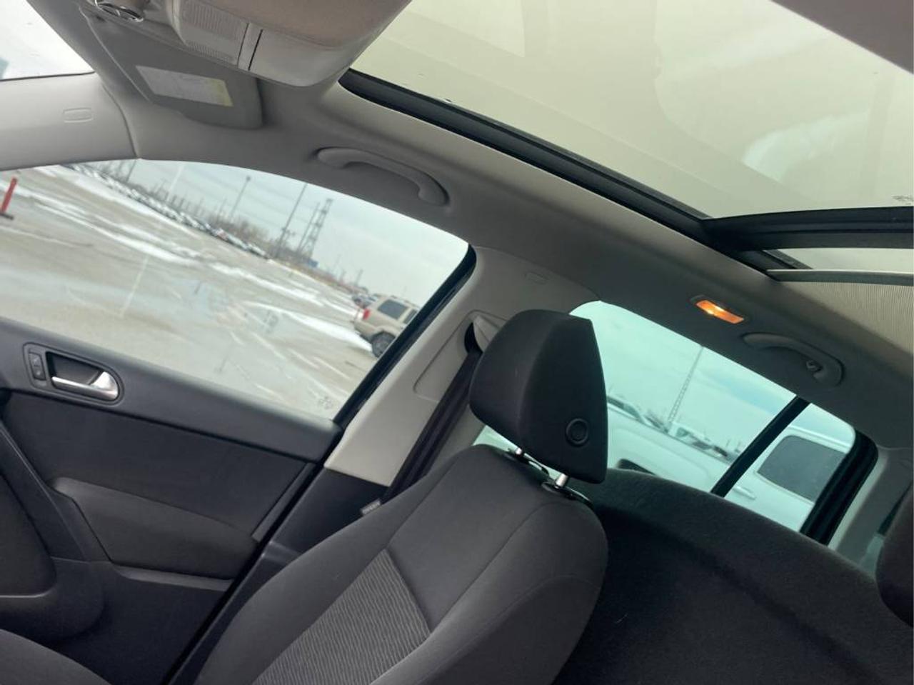 2015 Volkswagen Tiguan Special Edition!! AWD, DEALER SERVICED!! SUNROOF!! Photo20