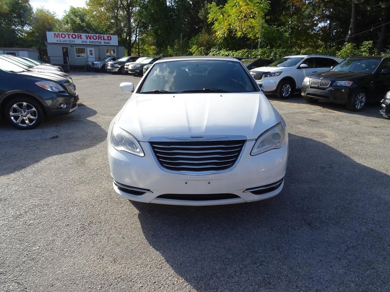 2013 Chrysler 200 Touring Photo4