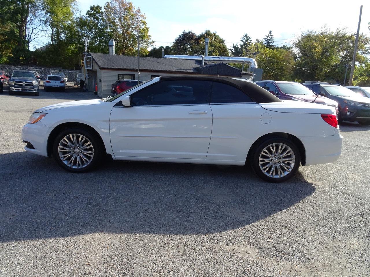2013 Chrysler 200 Touring Photo2