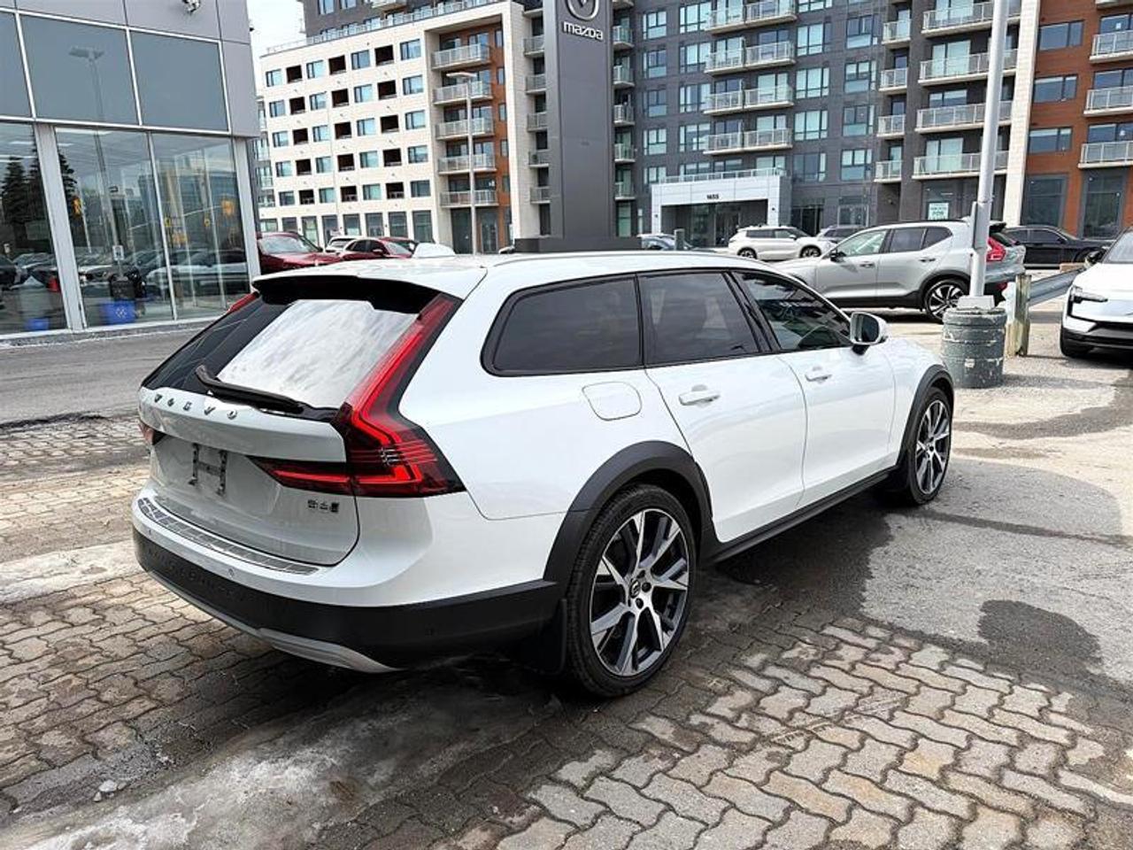 2022 Volvo V90 Cross Country B6 AWD   Advanced Pkg   Climate   Clean CarFax Photo2