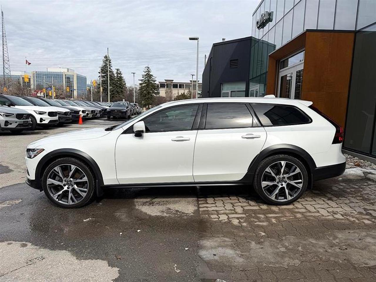 2022 Volvo V90 Cross Country B6 AWD   Advanced Pkg   Climate   Clean CarFax Photo4