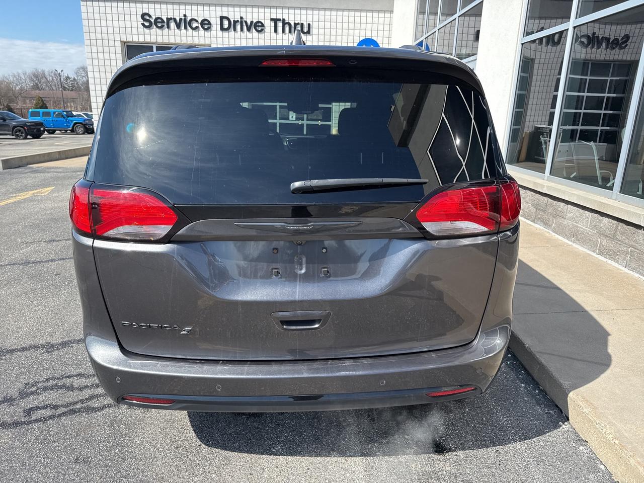 2019 Chrysler Pacifica Touring Plus Photo4