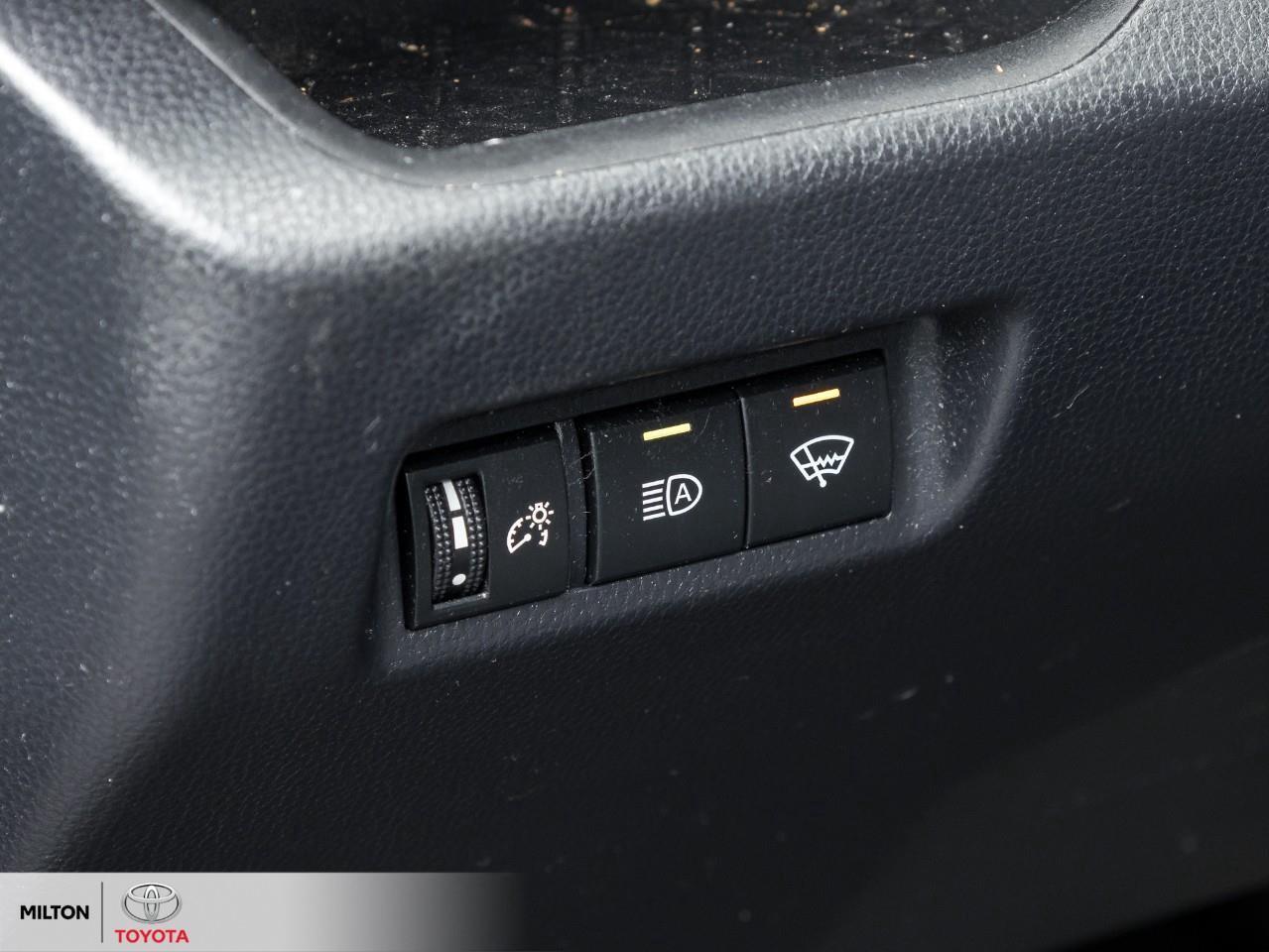 2020 Toyota RAV4 HEATED SEATS APPLE CARPLAY BLIND SPOT SAFETY SENSE Photo