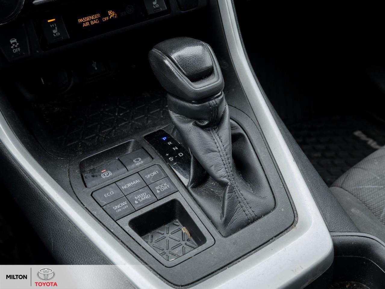 2020 Toyota RAV4 HEATED SEATS APPLE CARPLAY BLIND SPOT SAFETY SENSE Photo