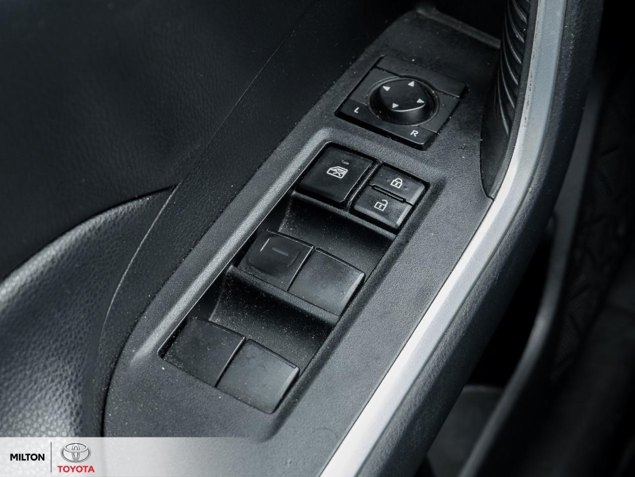 2020 Toyota RAV4 HEATED SEATS APPLE CARPLAY BLIND SPOT SAFETY SENSE Photo