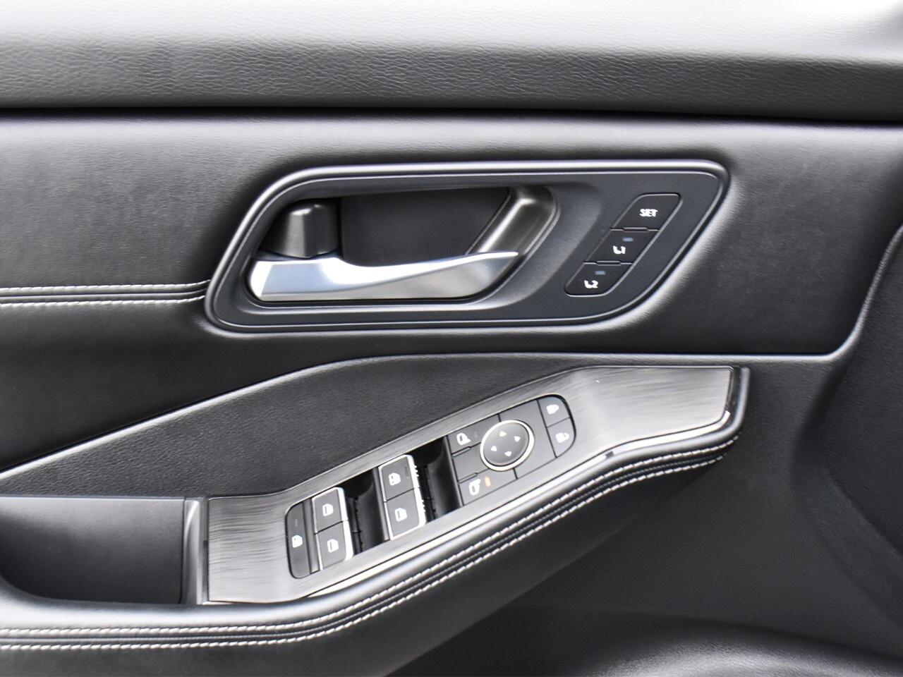2025 Nissan Rogue SL, LEATHER INTERIOR, APPLE CARPLAY, AWD Photo