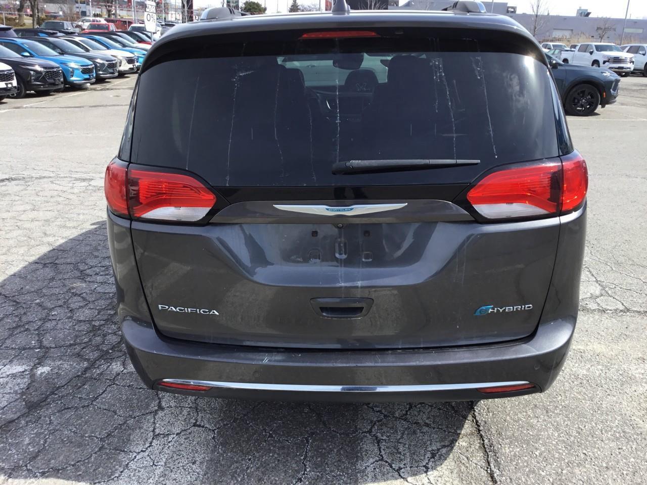 2018 Chrysler Pacifica Hybrid Limited Photo3