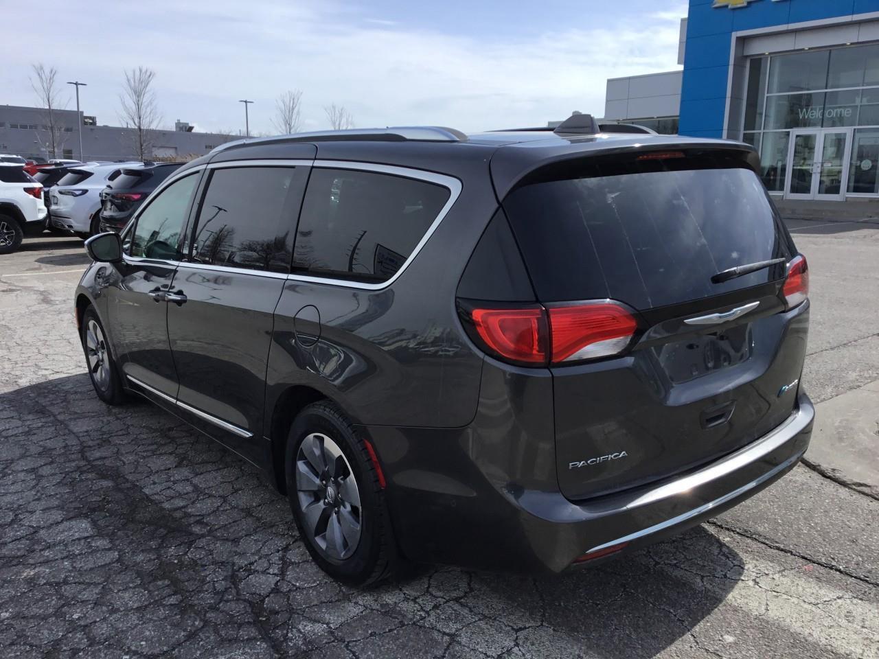 2018 Chrysler Pacifica Hybrid Limited Photo2