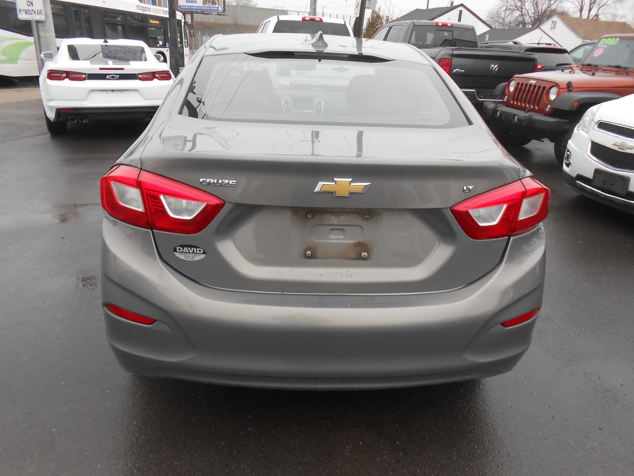 2017 Chevrolet Cruze 4dr Sdn 1.4L LT w-1SD GREAT VALUE Photo4