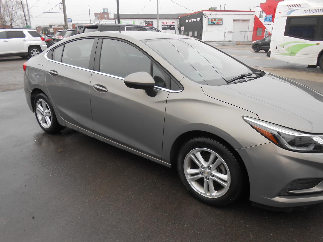 2017 Chevrolet Cruze 4dr Sdn 1.4L LT w-1SD GREAT VALUE Photo2