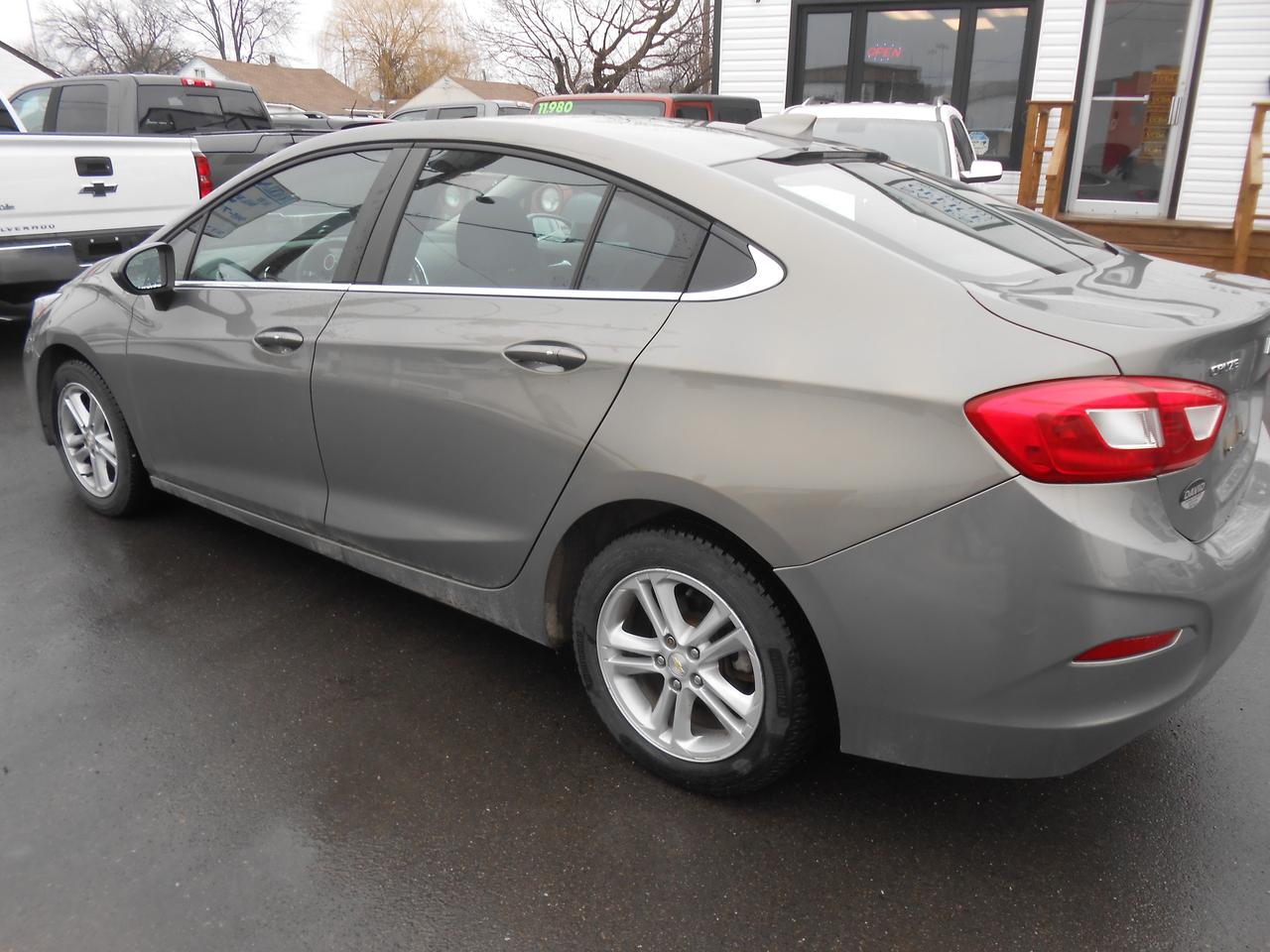 2017 Chevrolet Cruze 4dr Sdn 1.4L LT w-1SD GREAT VALUE Photo