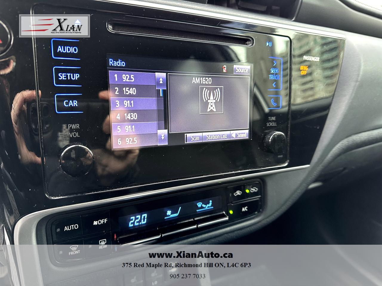 2017 Toyota Corolla 4dr Sdn CVT LE Photo