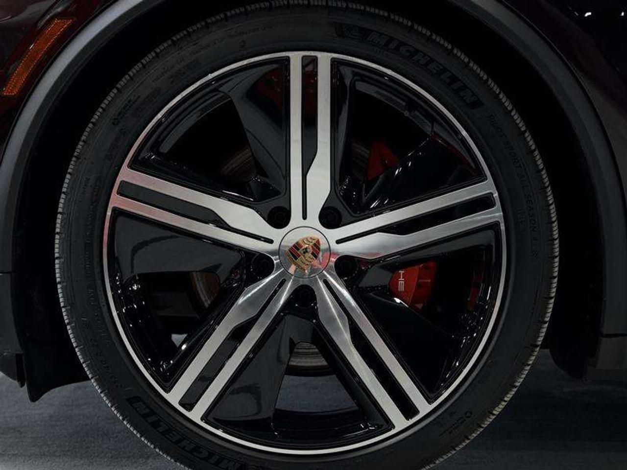 2025 Porsche Macan Electric 4S AWD Photo