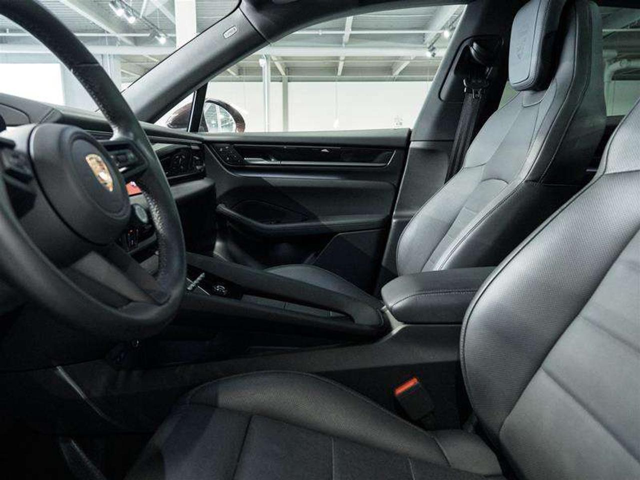 2025 Porsche Macan Electric 4S AWD Photo