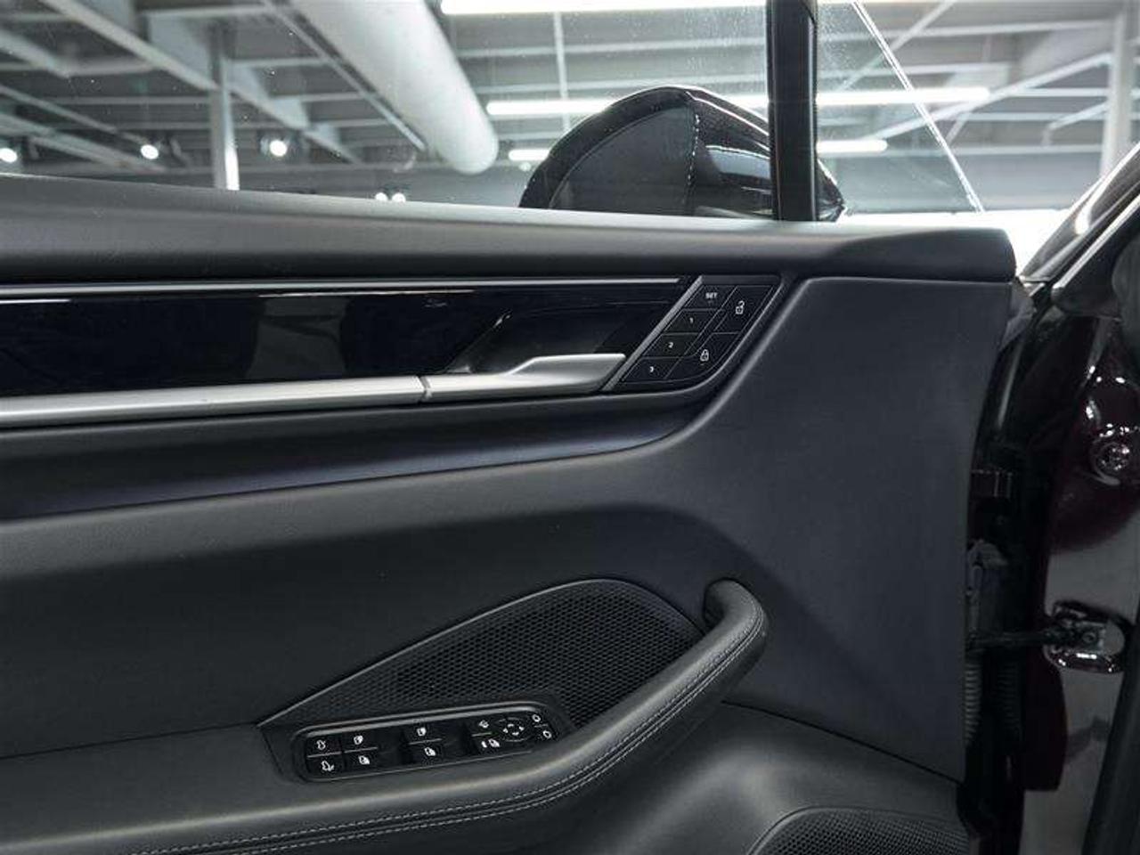 2025 Porsche Macan Electric 4S AWD Photo