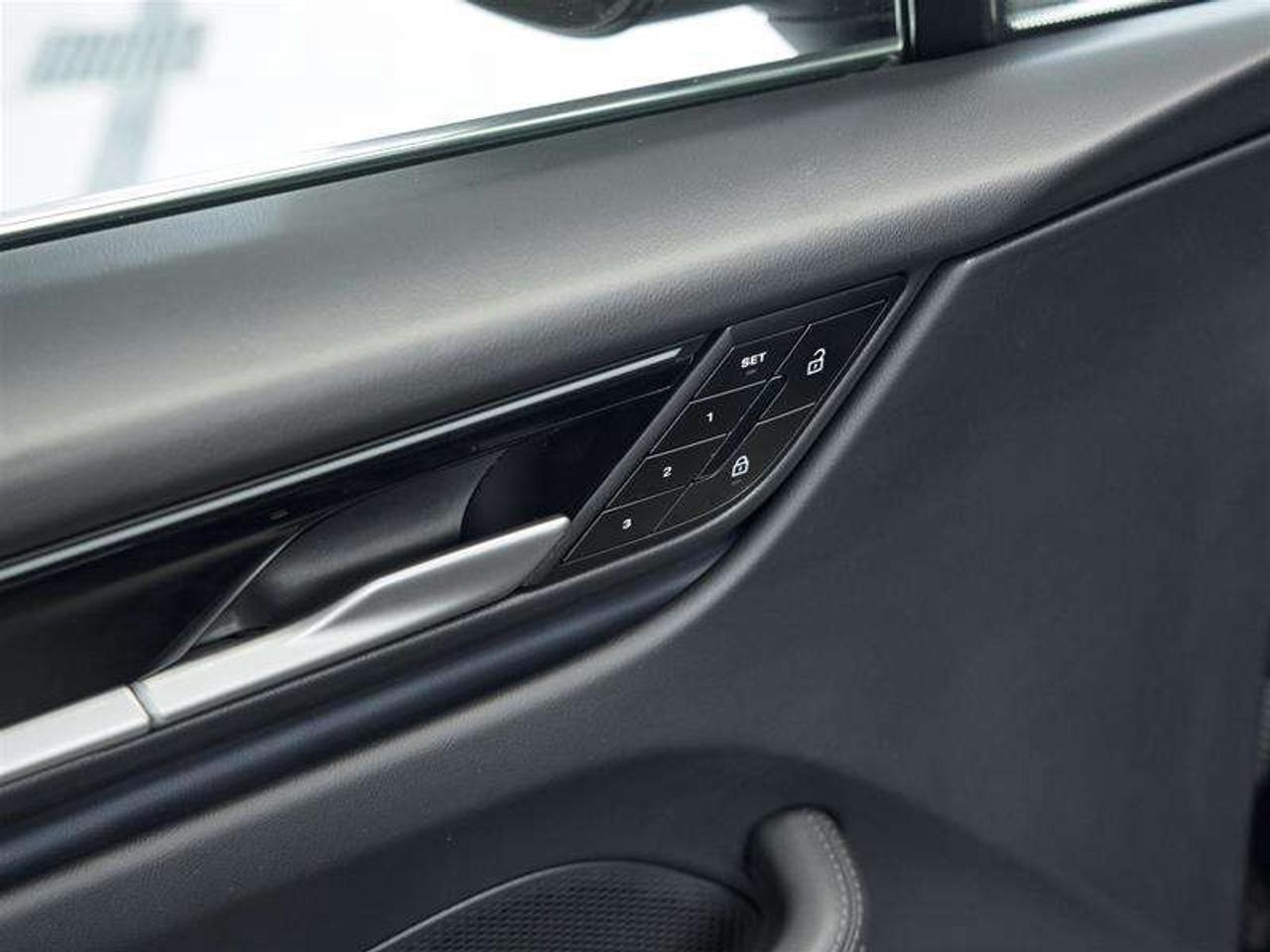 2025 Porsche Macan Electric 4S AWD Photo