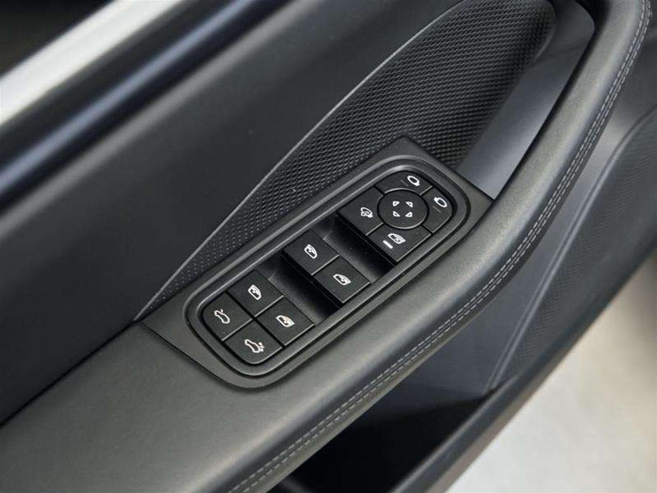 2025 Porsche Macan Electric 4S AWD Photo
