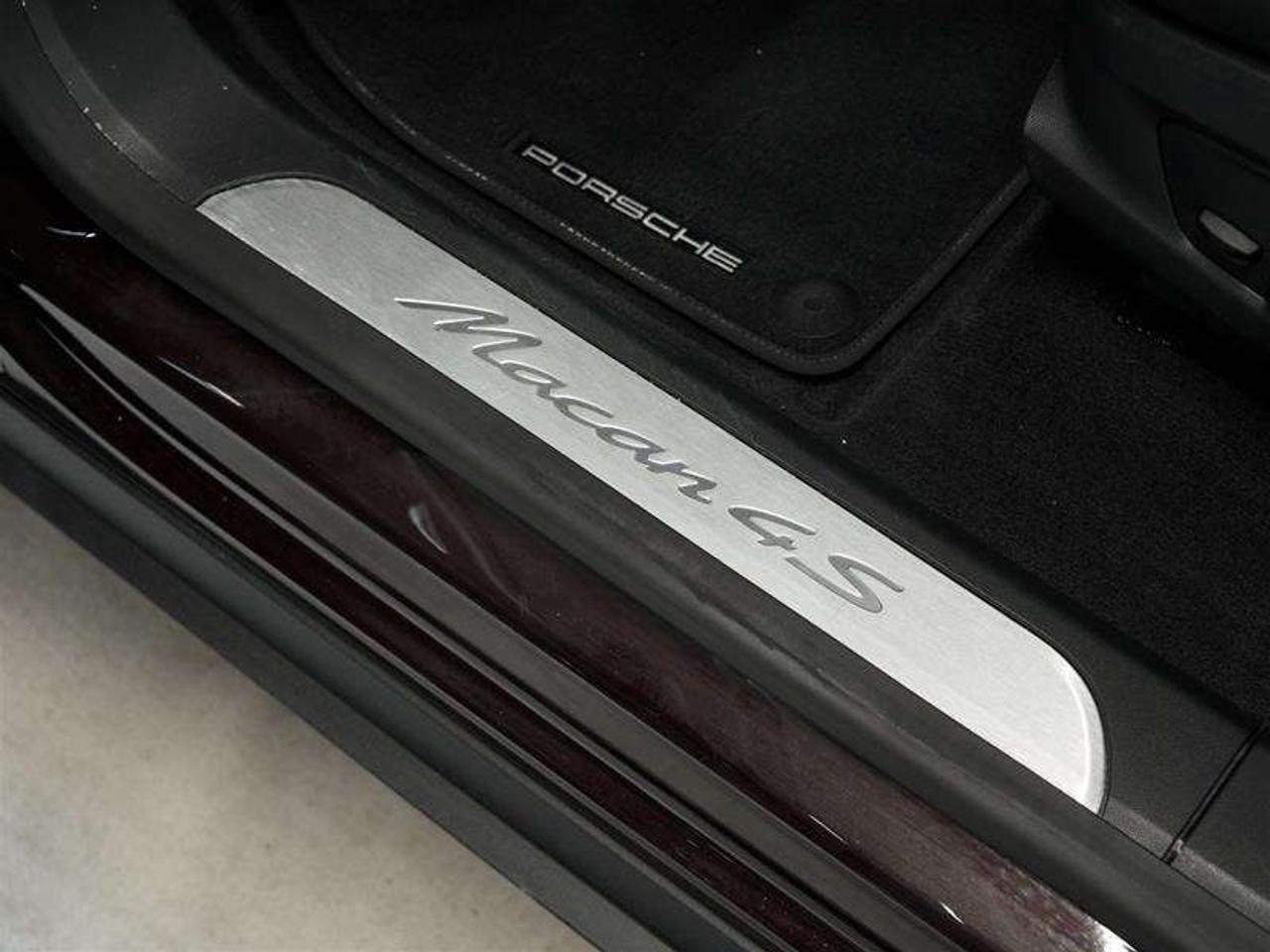 2025 Porsche Macan Electric 4S AWD Photo