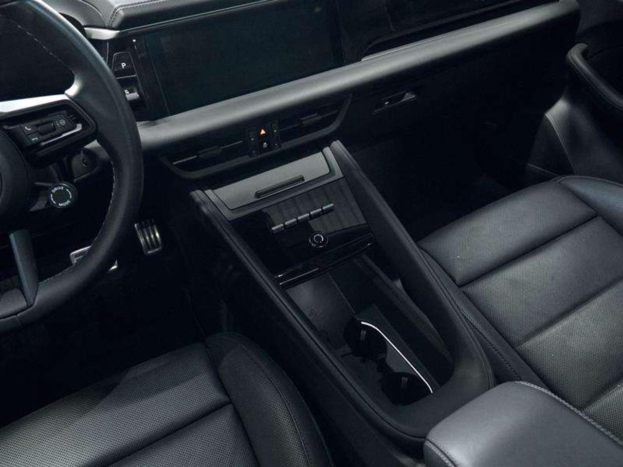 2025 Porsche Macan Electric 4S AWD Photo