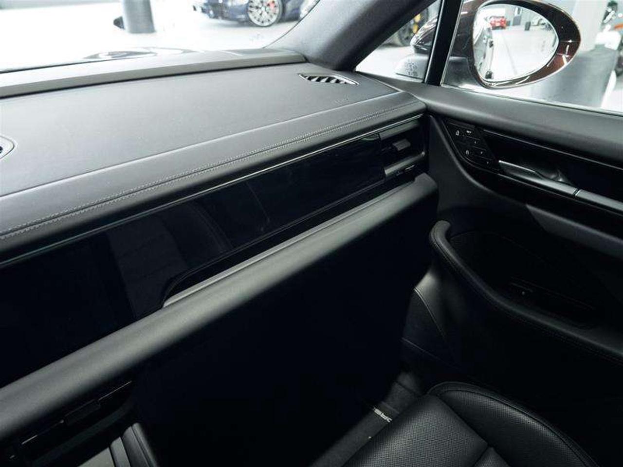 2025 Porsche Macan Electric 4S AWD Photo
