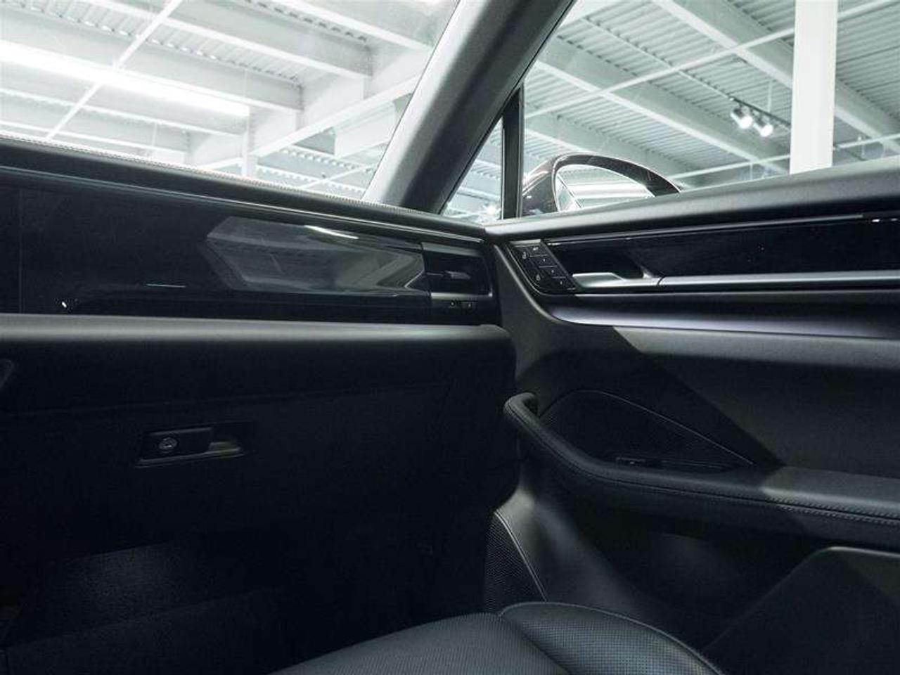 2025 Porsche Macan Electric 4S AWD Photo