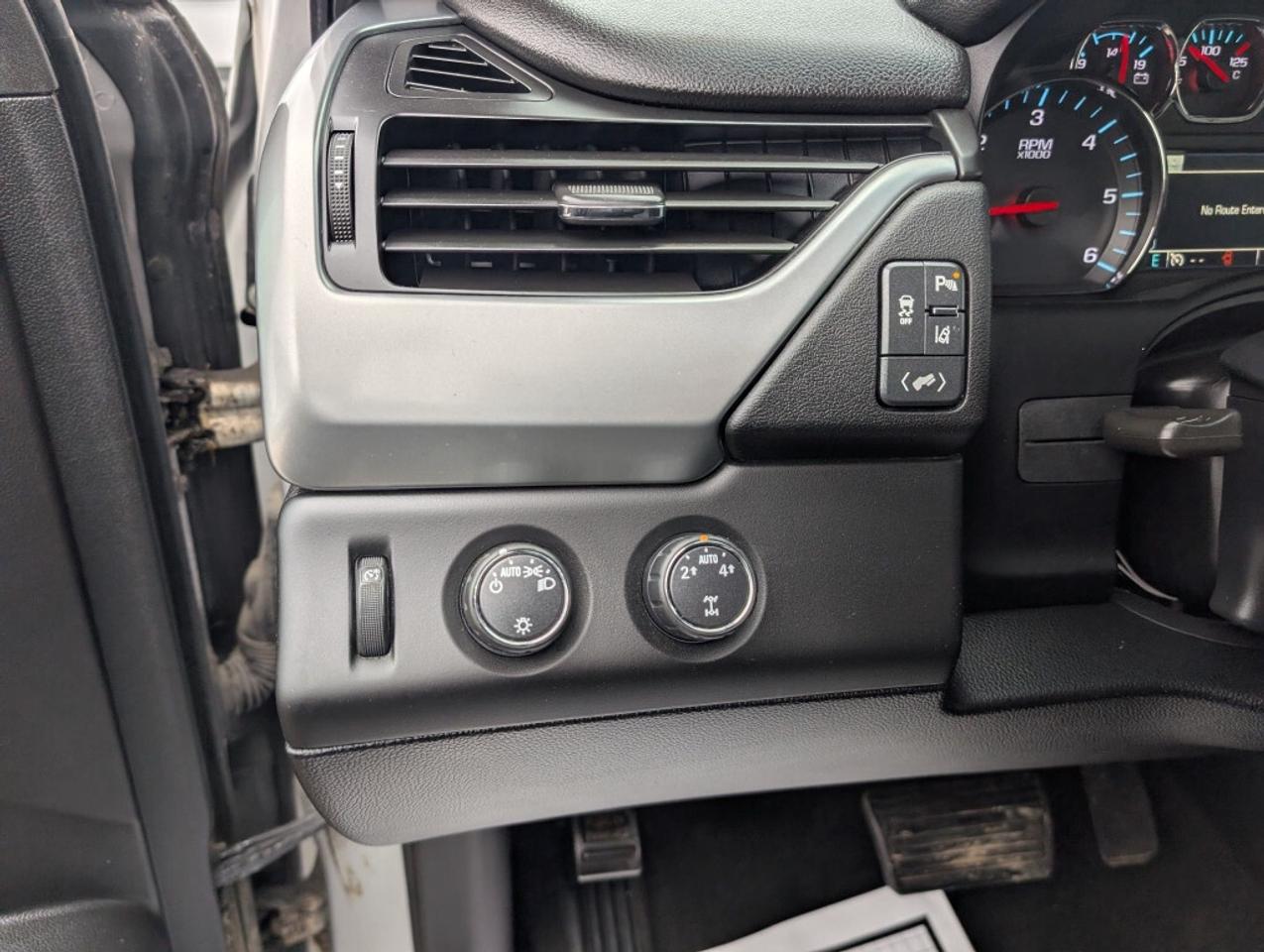 2015 Chevrolet Tahoe LT 4WD   LEATHER   SUNROOF   DVD   CAMERA   HTD SE Photo