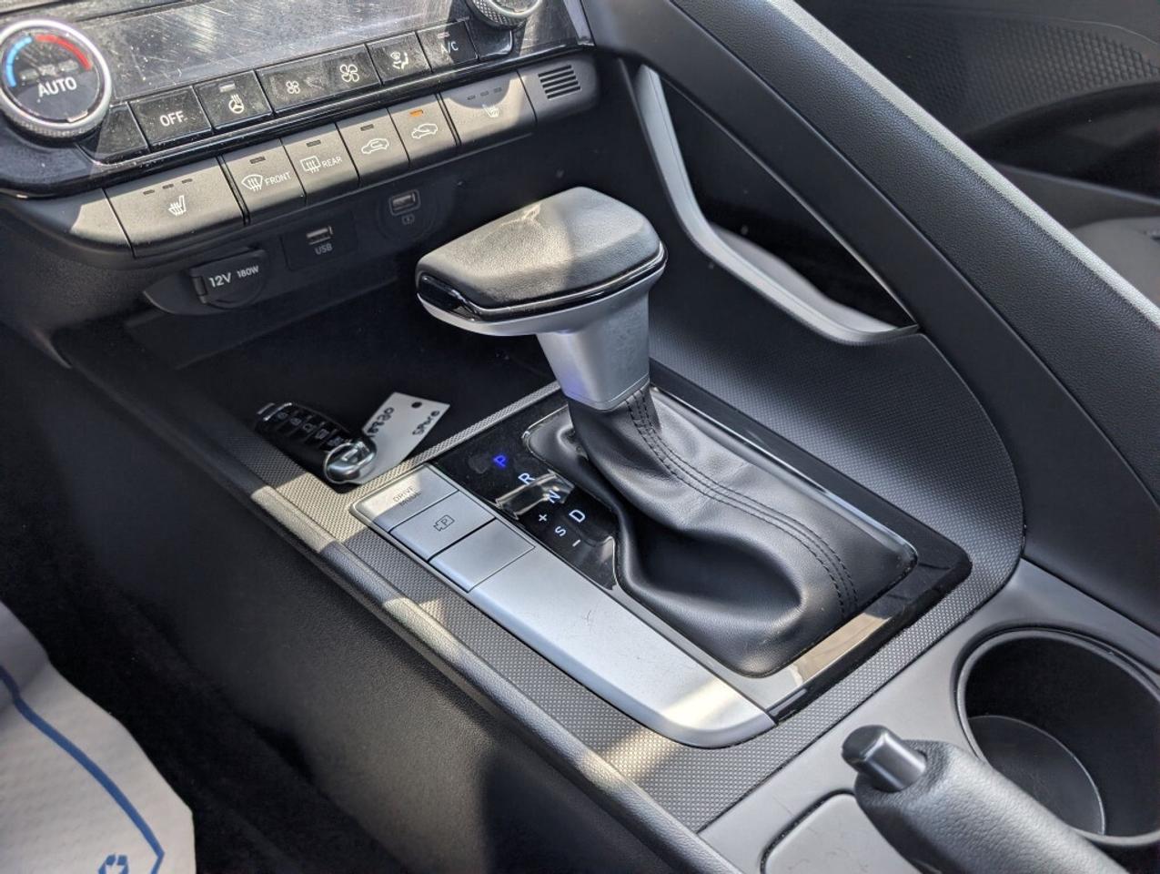 2023 Hyundai Elantra Preferred TECH  NAV   SUNROOF   CAMERA   HTD SEATS Photo